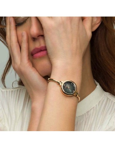 Reloj elegante mujer