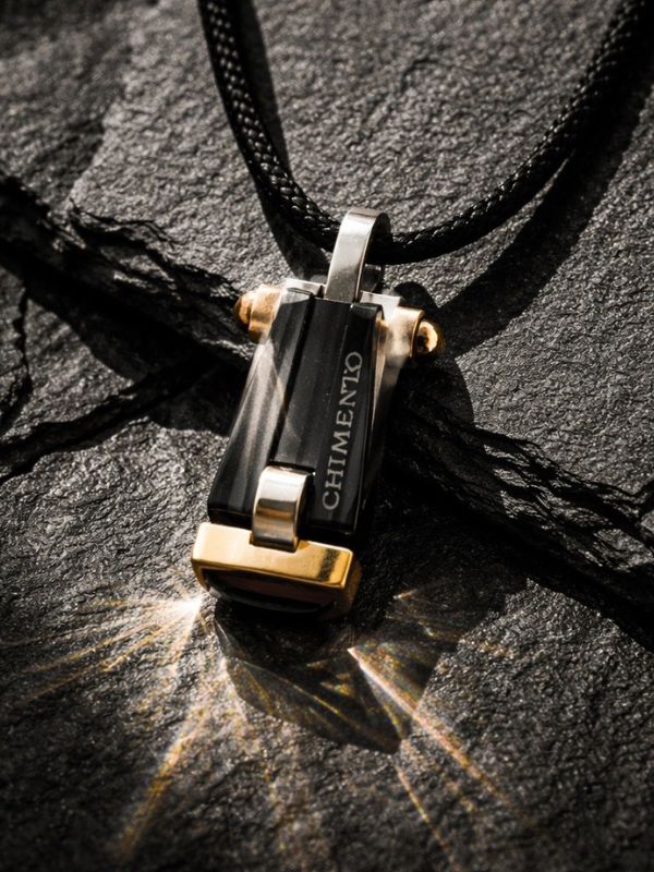 Colgante de diseño Chimento en acero negro para hombre.