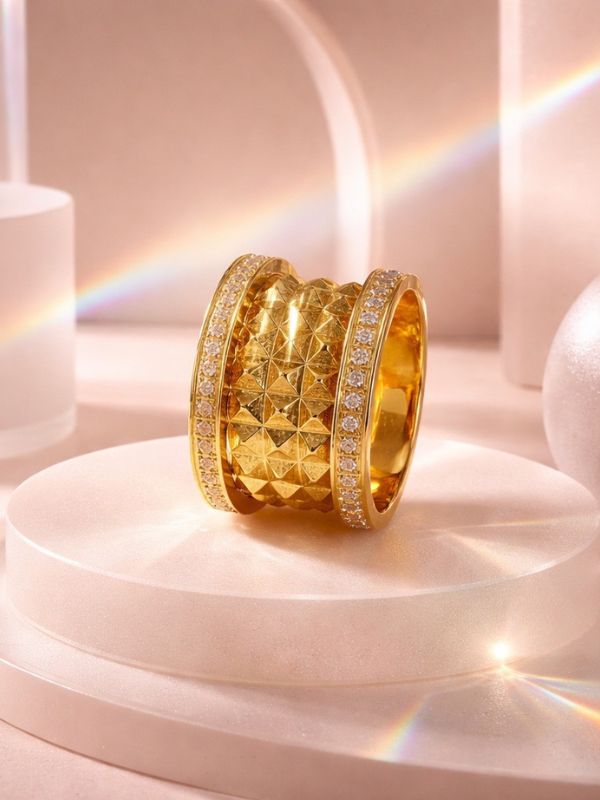 Anillo Acero bordes circonitas dorado
