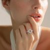 Anillo inspirado en la joyería italiana, fabricado en acero inoxidable. Presenta un diseño acero medalla brillantes y grabado, ofreciendo una pieza resistente al agua y al desgaste diario