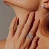 Primer plano de mano femenina luciendo un anillo acero en el dedo anular.