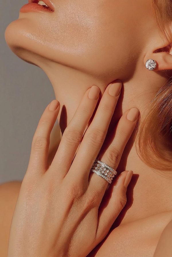 Primer plano de mano femenina luciendo un anillo acero en el dedo anular.