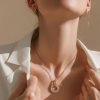 Mujer luciendo colgante de medalla en acero 316L rosado estilo italiano