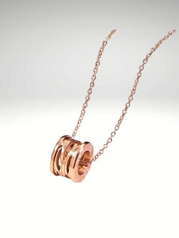 Colgante de acero 316L diseño italiano modelo cilíndrico Oro Rosa.