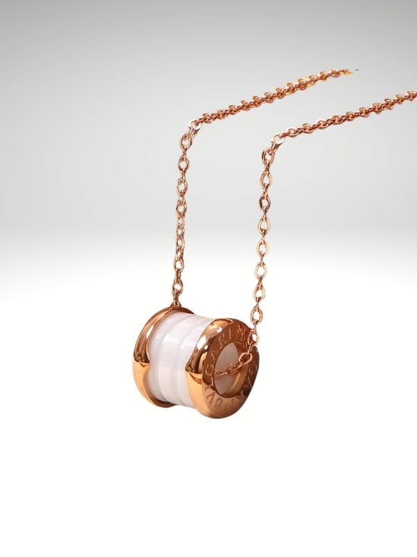 Colgante de acero 316L diseño italiano modelo cilindro cerámica blanca color oro rosa