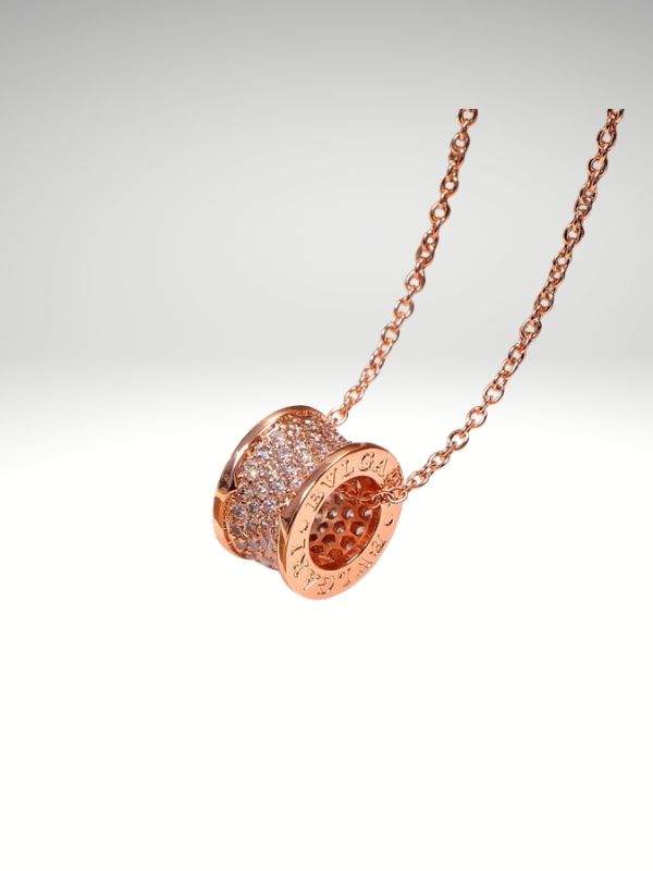 Colgante de acero 316L diseño italiano modelo cilíndrico brillantes rosado.