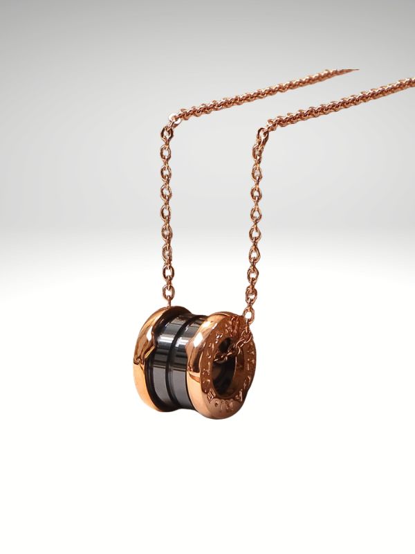 Colgante de acero 316L diseño italiano modelo cilindro negro color oro rosa.