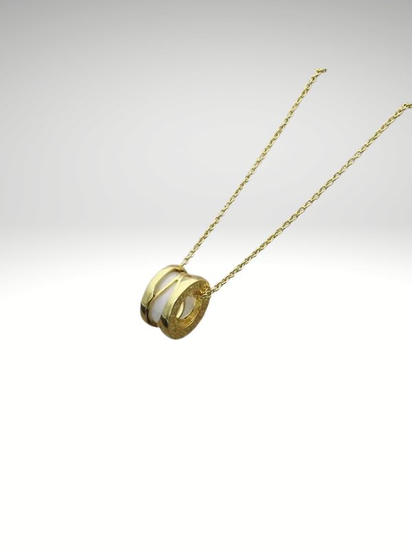 Colgante de acero 316L diseño italiano modelo cilíndrico centro blanco Dorado.