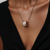 Mujer luciendo gargantilla de cilindro cetro blanco en acero 316L Oro Rosa diseño italiano