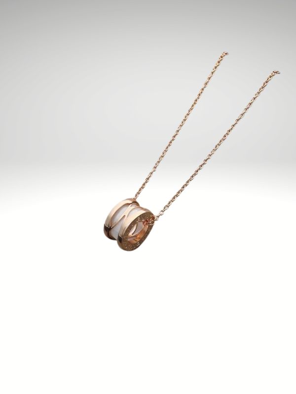 Colgante de acero 316L diseño italiano modelo cilíndrico centro blanco Oro rosa.