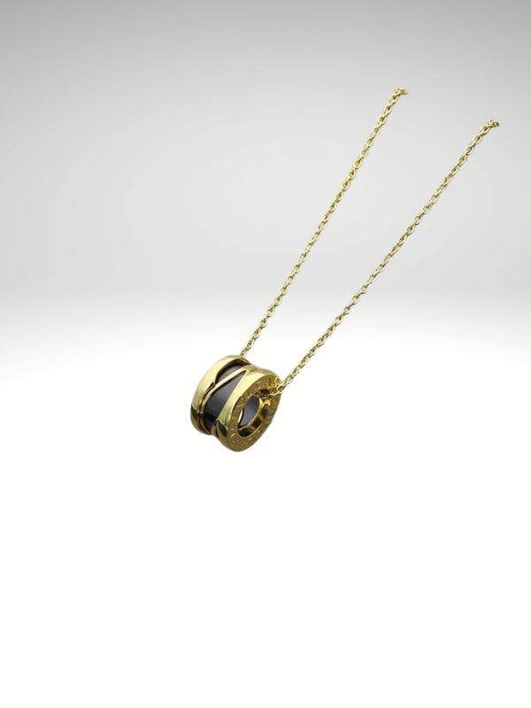 Colgante de acero 316L diseño italiano modelo cilíndrico centro negro Oro.
