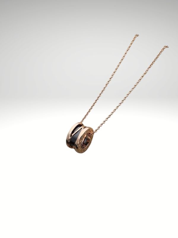 Colgante de acero 316L diseño italiano modelo cilíndrico centro negro Oro rosa.