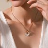 Mujer luciendo colgante de corazón en acero 316L oro rosa estilo italiano