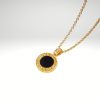 Colgante de acero 316L diseño italiano modelo medalla Piedra negra dorado.