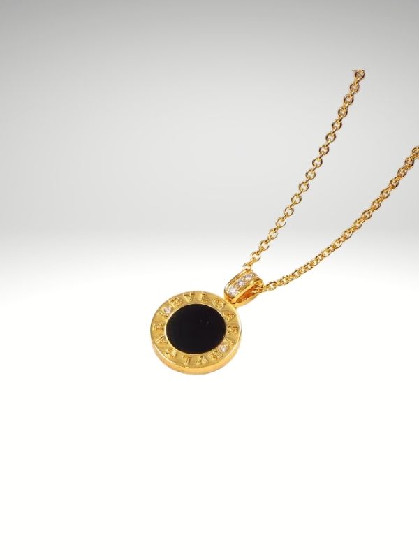 Colgante de acero 316L diseño italiano modelo medalla Piedra negra dorado.