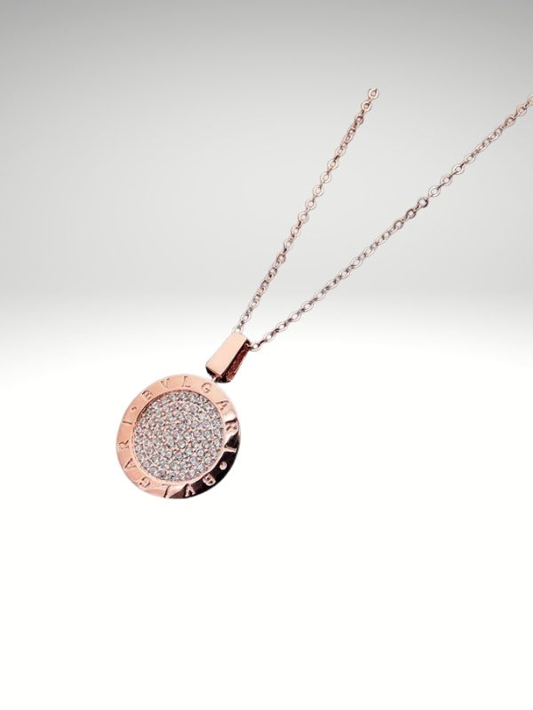 Colgante de acero 316L diseño italiano modelo medalla color oro rosa.