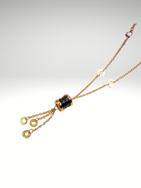 Collar de acero 316L diseño italiano modelo cilindro color oro.