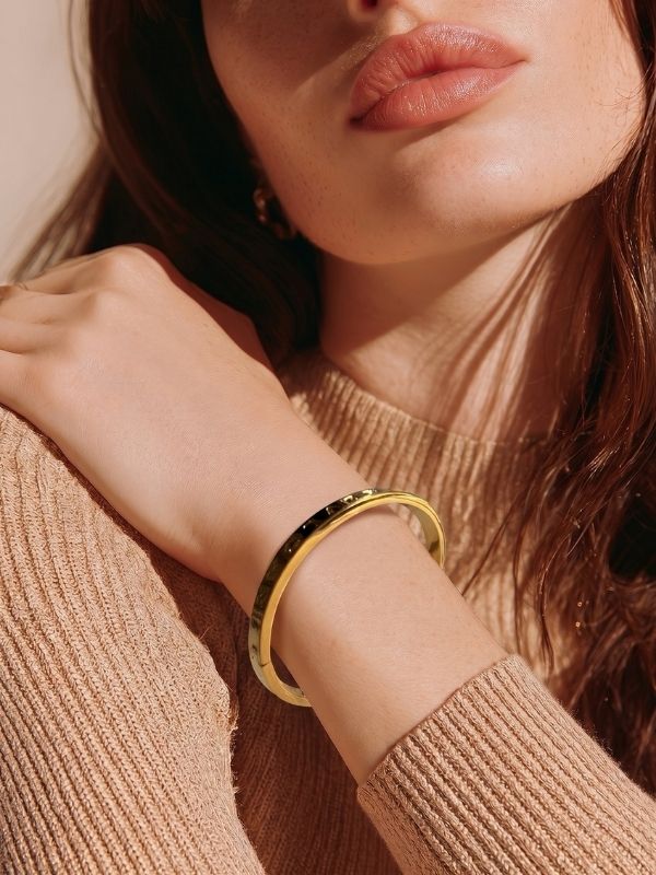 Pulsera rígida articulada en acero inoxidable dorada diseño italiano.