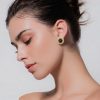 Mujer luciendo pendientes acero oro 10mm estilo italiano.