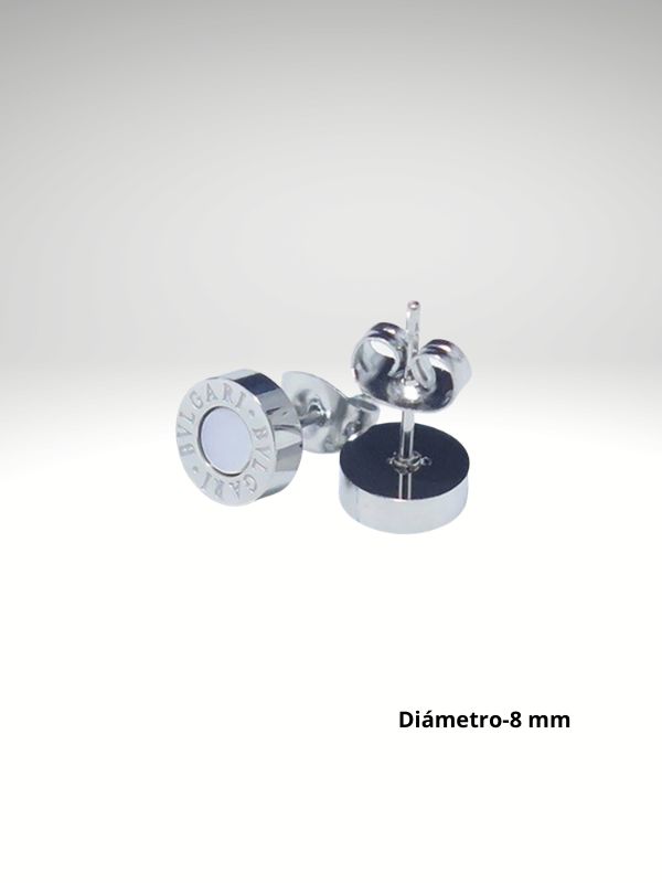 Pendiente de acero diseño italiano color plateado con piedra blanca de 8 mm.