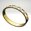 Pulsera con letras brillantes en acero inoxidable dorado diseño italiano.