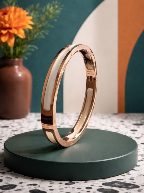 Pulsera rígida articulada en acero inoxidable oro rosa canto blanco diseño italiano.