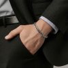 hombre luciendo pulsera de acero cola de zorro de 20 cm de largo.