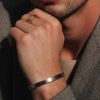 Hombre luciendo brazalete de acero inoxidable ajustable de 5 mm de ancho.