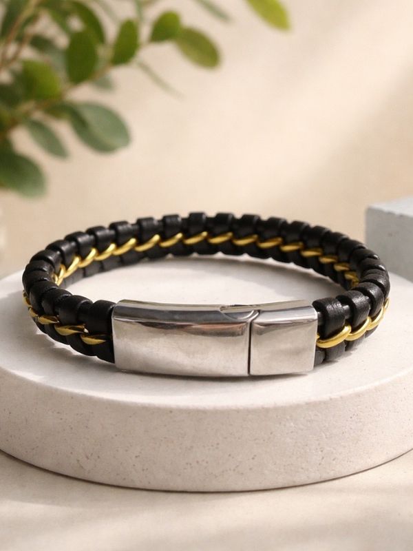 Pulsera de cuero genuino negro trenzado a mano con placa central y cierre magnético de acero inoxidable satinado.