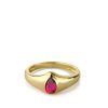 Anillo de plata de ley bañado en oro con circonita roja central clavada para mujer.