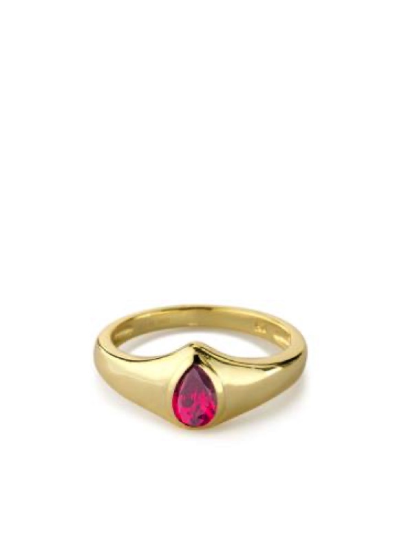 Anillo de plata de ley bañado en oro con circonita roja central clavada para mujer.