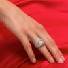 Modelo luciendo anillo ancho de plata y circonitas de ROMA JOYERÍA en la mano