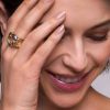Modelo luciendo anillo bicolor en plata de ley bañada oro, joyería artesanal española.