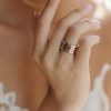 Primer plano de mano femenina luciendo un anillo acero en el dedo anular.