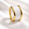 Anillo Acero dorado cerámica blanca.
