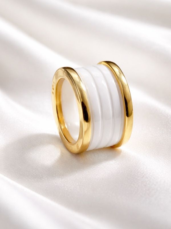 Anillo Acero dorado cerámica blanca.