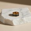 Anillo de acero quirúrgico diseño con bandas grabadas.