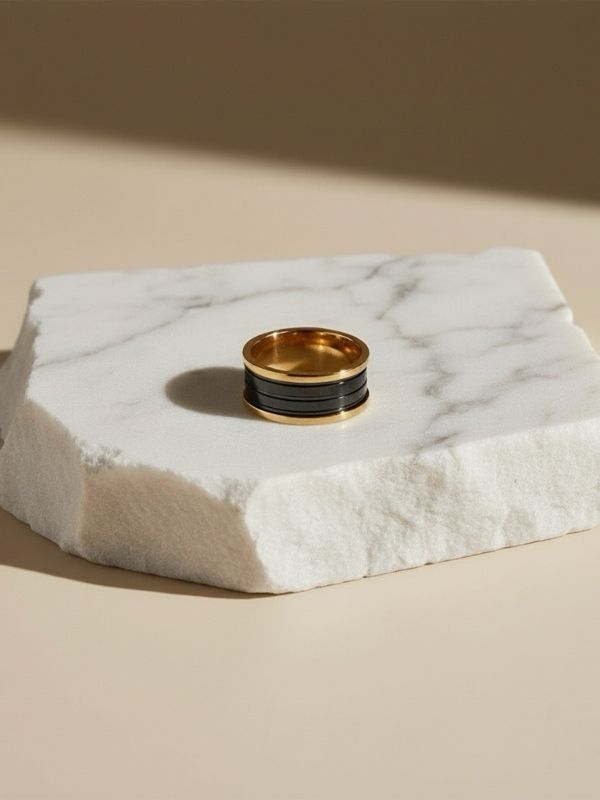 Anillo de acero quirúrgico diseño con bandas grabadas.