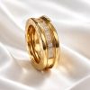 Anillo de acero circonitas diseño con bandas grabadas.