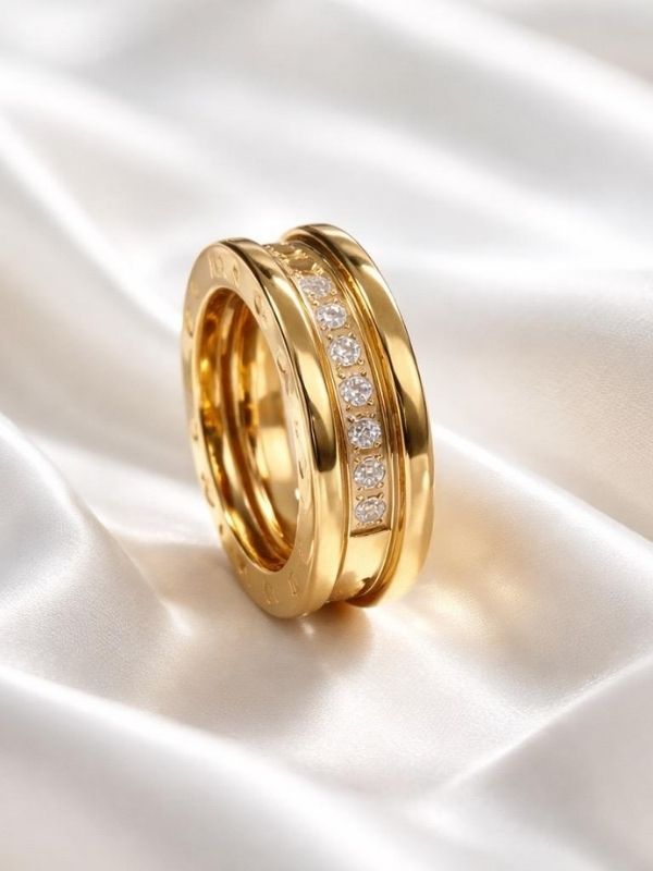 Anillo de acero circonitas diseño con bandas grabadas.