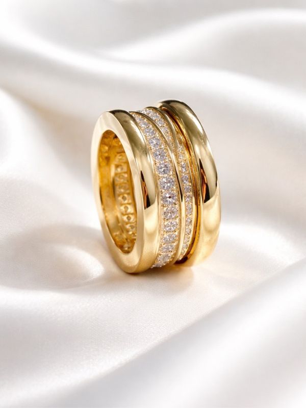 Anillo Acero dibujo circonitas dorado