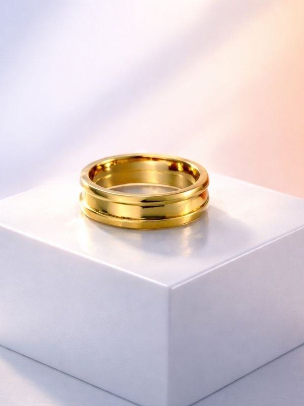 Anillo de acero liso diseño italiano bandas grabadas.