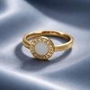 Anillo Acero dorado piedra blanca.