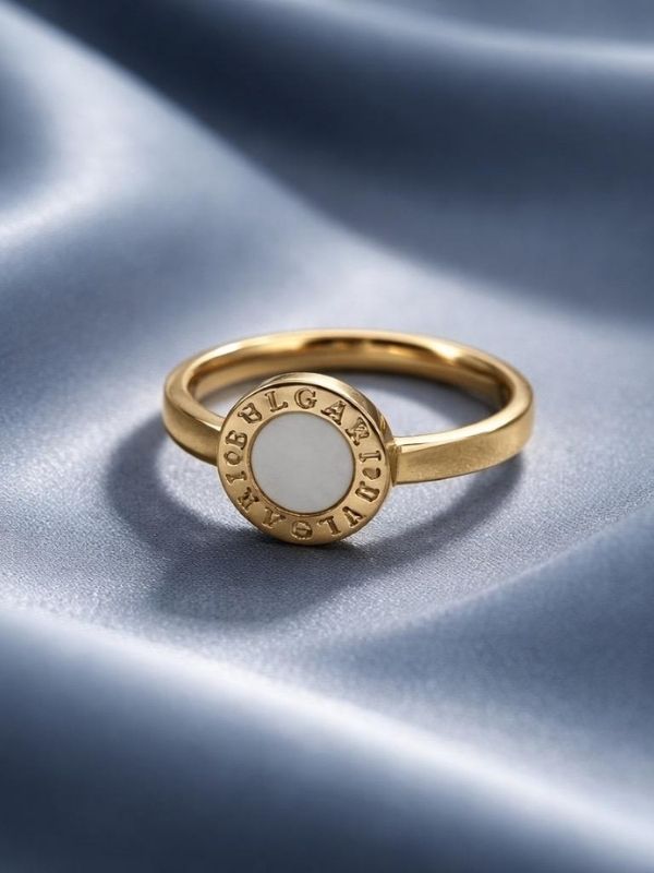 Anillo Acero dorado piedra blanca.