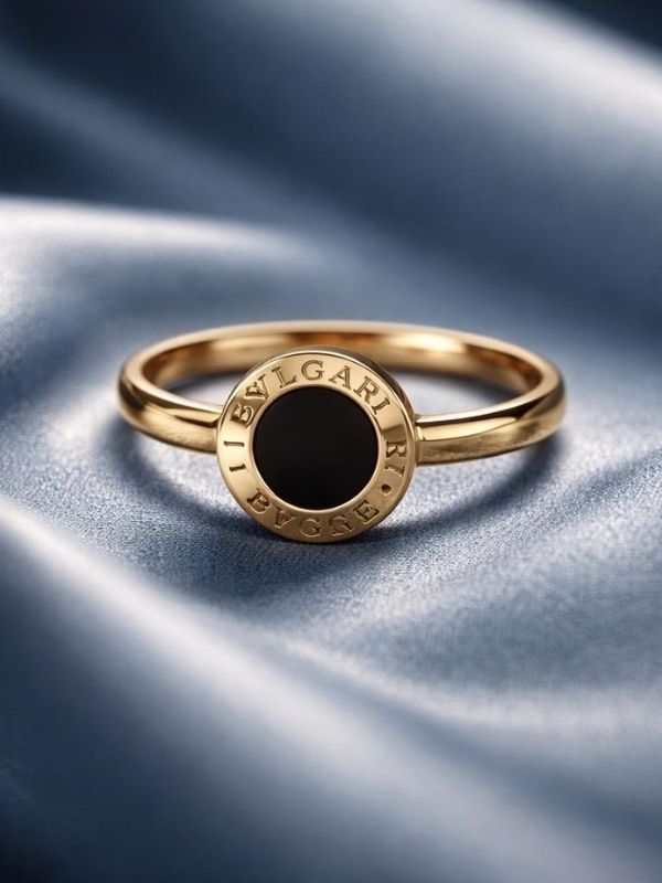 Anillo Acero dorado piedra negra.