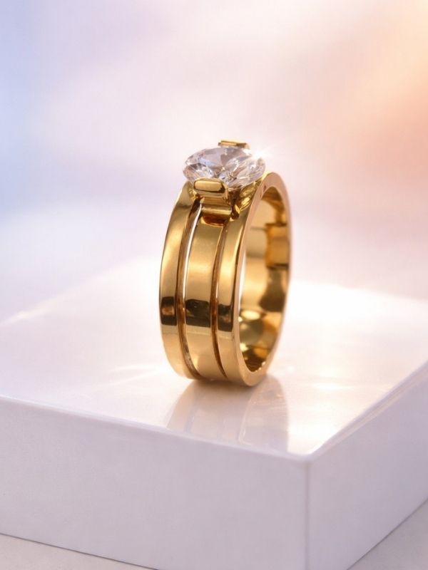 Anillo de acero quirúrgico diseño con bandas grabadas.