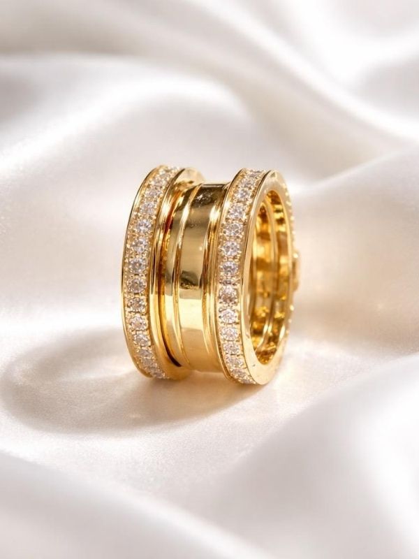 Anillo Acero tres bandas circonitas dorado
