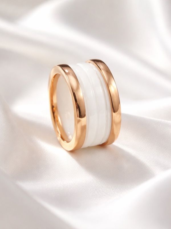 Anillo Acero rosado cerámica blanca.