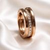 Anillo de acero circonitas diseño con bandas grabadas.