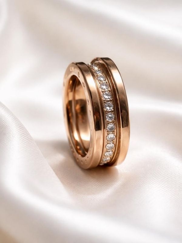 Anillo de acero circonitas diseño con bandas grabadas.